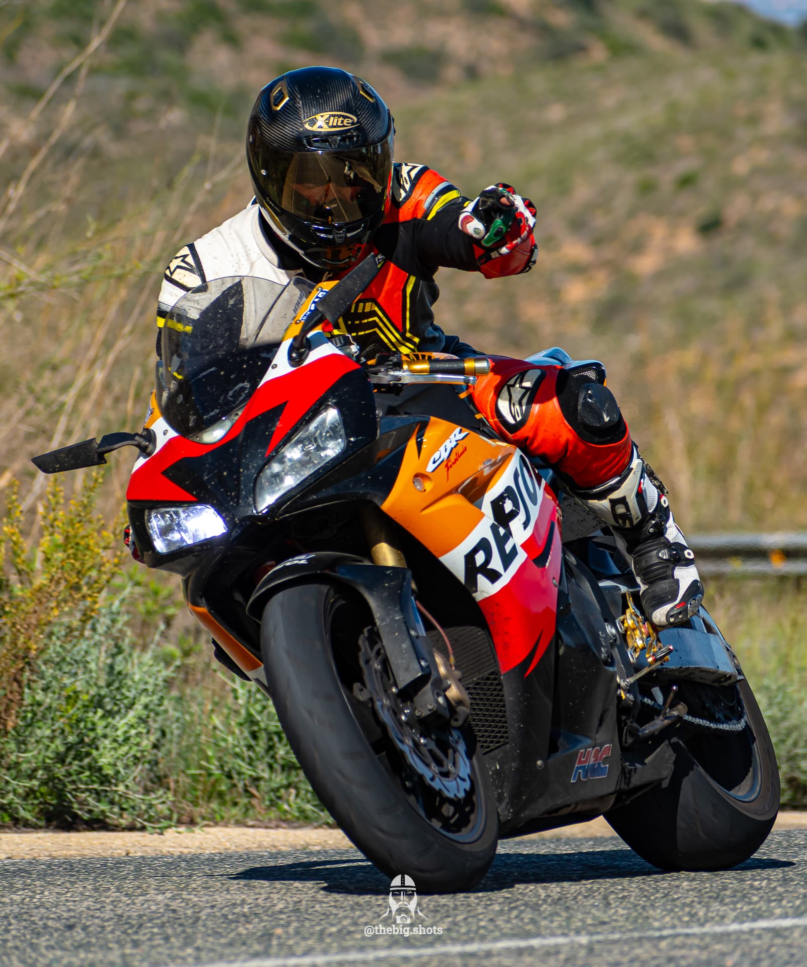 Pilotando una Honda CBR Repsol tumbado en curva